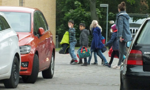 An der Grundschule am See werden hier Kinder unter Begleitung durch das Knäul der Elterntaxis auf dem Schulweg begleitet. Solch eine Begleitung wird als „Schulbus zu Fuß“ bezeichnet. Foto: Achim Klaffehn