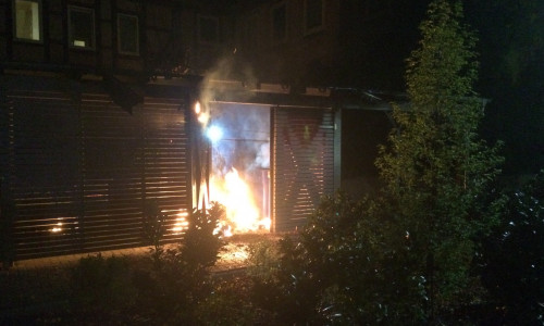 Das Feuer brannte in einem Holzunterstand. Fotos: Feuerwehr Goslar