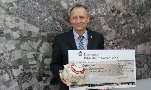 Bürgermeister Klaus Saemann, 1. Vorsitzender der Bürgerinitiative, hat die Spende  mit großer Freude entgegen genommen. Foto: Stadt Peine