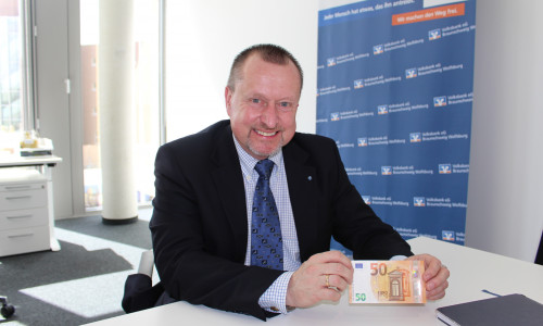 Steffen Krollmann erklärt den neuen 50-Euro-Schein. Fotos/Video: Alexander Dontscheff