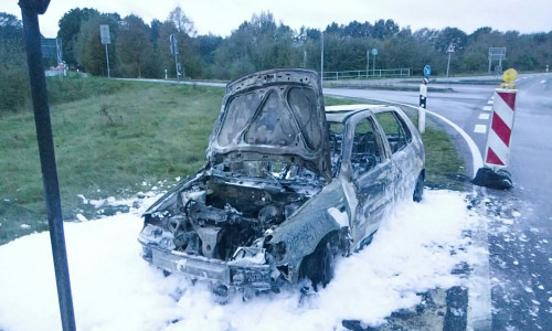 Der in Wendschott abgestellte Polo brannte komplett aus. Foto: Feuerwehr Vorsfelde