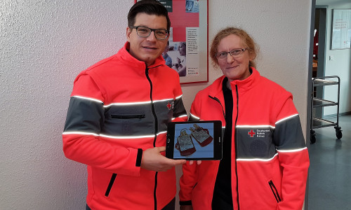 Björn Försterling und Christiane Pottgießer präsentieren ein Tablet, welches in ähnlicher Form bei der Blutspende am Donnerstag gewonnen werden kann. Foto: Privat