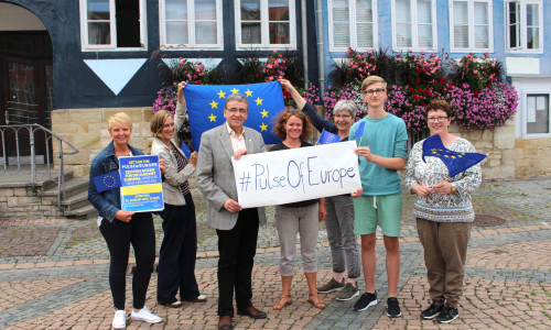 Bürgermeister Thomas Pink mit den Organisatoren von Pulse of Europe in Wolfenbüttel. Foto: Alexander Dontscheff