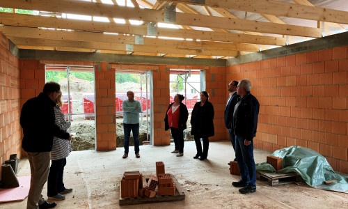 Es geht voran! Mitglieder des Kindergartenausschusses und Samtgemeindeverwaltung machten sich ein Bild vom aktuellen Baufortschritt. Foto: Gemeinde Grasleben