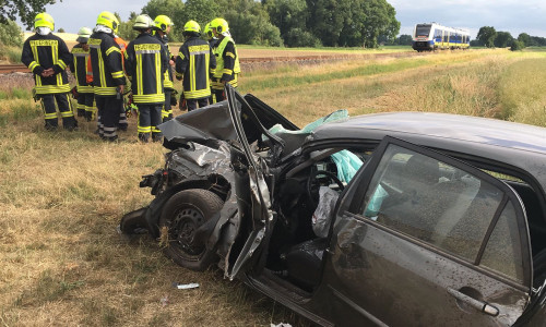 Das Auto wurde von dem Zug direkt getroffen. Torsten Bötticher von der Freiwilligen Feuerwehr Wittingen schildert im Video die Lage. Video/Fotos: aktuell24(BM)