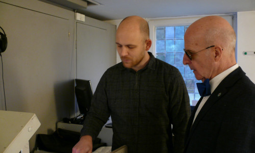 Thomas Mecher von der Clus-Band zeigt Dr. Wolfgang M. Müller die neue Tontechnikanlage. Foto: WARMBEIN kommunikation