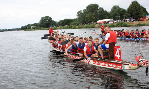 Das Team "Captain Peter und die Leichtmatrosen" siegte beim Drachenboot-Schüler-Cup. Fotos: Bäder, Sport und Freizeit Salzgitter GmbH 