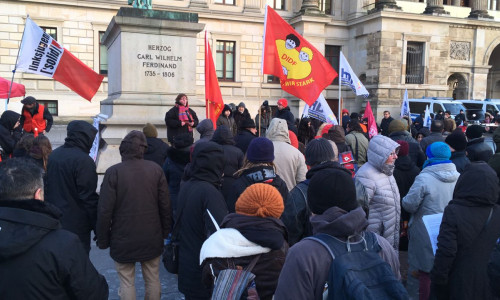 Vor dem Braunschweiger Schloss fand eine Kundgebung statt. Fotos/Video: Marian Hackert.