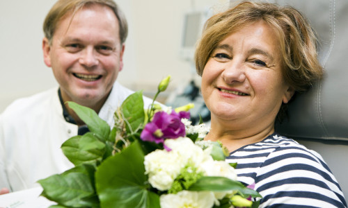 Braunschweig. Das Blutspende-Team des Institutes für Klinische Transfusionsmedizin um Chefarzt Dr. Henk Garritsen bedankt sich herzlich bei Anna Maria Ruth für ihre 100ste Thrombozytenspende. Foto: Klinikum BS/Scheibe