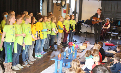 Kinder der Grundschule Denkte eröffneten die Kinder und Jugendbuchwoche. Foto: Jan Borner
