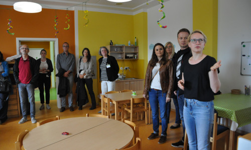 Kara Lemke erläuterte den Besuchern die Neugestaltung der Kita-Räume. Foto: Eva Sorembik