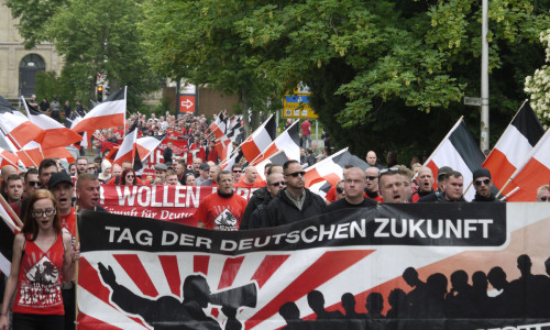 Der rechte Aufmarsch zieht mit Fahnen durch Goslar. Fotos: Alexander Panknin