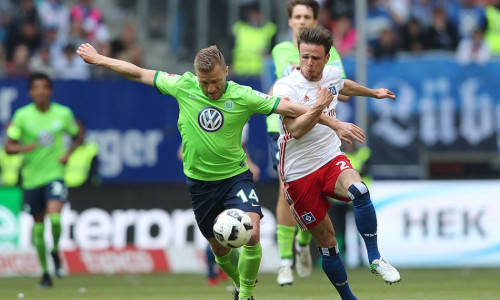 Diese Szene könnte sich wiederholen. Der HSV lässt Müller (rechts) nicht nach Wolfsburg gehen. Foto: Agentur Hübner