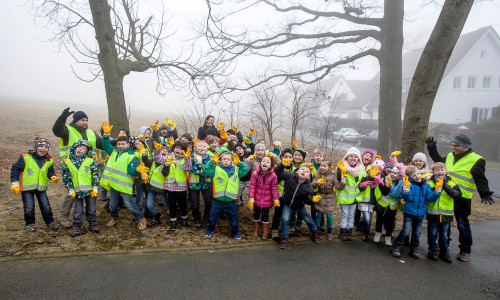 Die drei ersten Klassen der Grundschule Goetheschule hoch motiviert vor ihrer Müllsammelaktion