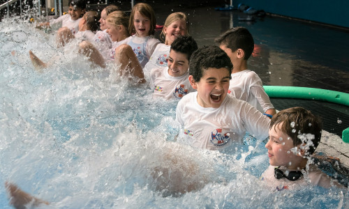 Bei „Kids auf Schwimmkurs“ übersteigt die Nachfrage der Grundschulen das Angebot - und macht offensichtlich Spaß. Foto: Volksbank BraWo/Peter Sierigk