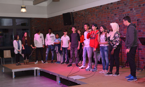Die jungen Schüler begeisterten das Publikum mit ihrer Rap-Performance. Foto: DRK

