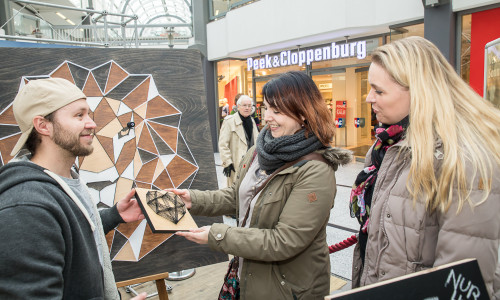 Kunst zum Mitnehmen: Zahlreiche Besucherinnen und Besuchern nutzten bei der winterkunstzeit die Gelegenheit, ein Kunstwerk für ihr Zuhause zu erstehen.
Foto: Braunschweig Stadtmarketing GmbH/Philipp Ziebart