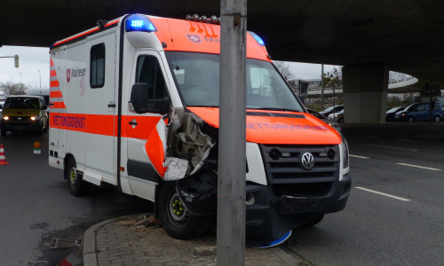 Der Rettungswagen begrub das Verkehrsschild unter sich. Foto: Polizei Wolfsburg
