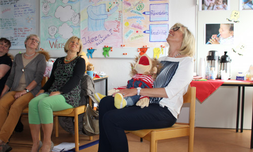Sybille van Os-Fingberg stellt mit ihrer Puppe einen Zahnarztbesuch nach. Fotos: Jan Borner