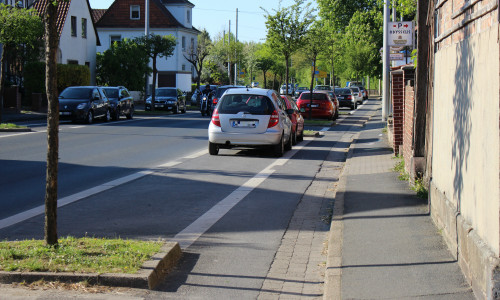 Harzburger Straße: Nebenflächen zwischen Gehweg und Parkstreifen sollen den Gehwegen zugeschlagen werden. Foto: Max Förster