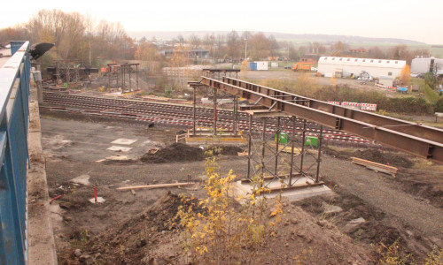 Am 12. Dezember soll die Brücke abgerissen werden. Derzeit wird die Behelfsbrücke für Fußgänger und Radfahrer aufgebaut. Fotos: Anke Donner 