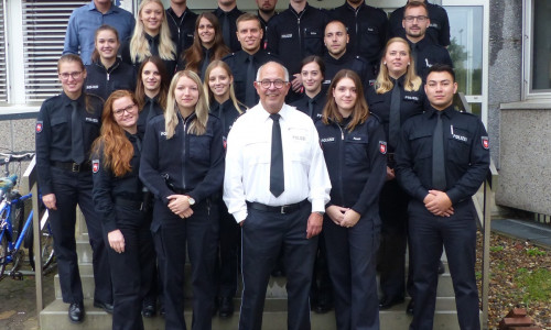 27 neue Beamte in der Polizeiinspektion Wolfsburg-Helmstedt (Es sind nur 21 auf dem Bild, sechs  Beamte kommen erst in der nächsten Woche) Foto: Polizei