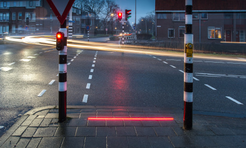 In den Niederlanden gibt es die neue Ampel-Technik mit den LED-Leuchtstreifen für Fußgänger schon. Foto: HIG