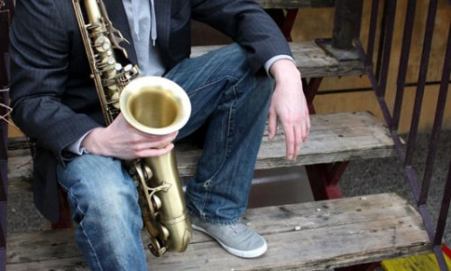 Der Saxophonist Nico Finke wird den Kurs leiten. Foto: Stadt Wolfsburg