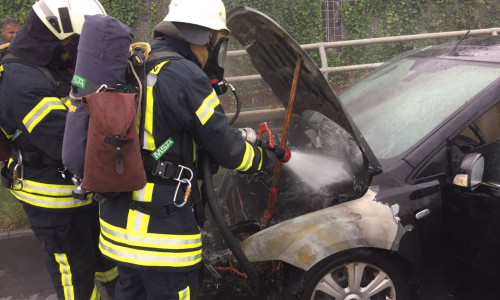 Die Feuerwehr löscht den Motorraum des in Brand geratenen Autos. Fotos: Feuerwehr Fallersleben
