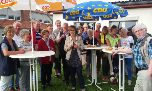 Gäste erschienen Zahlreich zur diesjährigen Erdbeerbowle des CDU-Samtgemeindeverbandes Elm-Asse. Foto: Privat