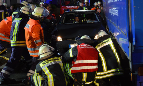Die Einsatzkräfte der Feuerwehren konnten schon kurz nach ihrem Eintreffen an der Einsatzstelle den Wagen unter dem LKW hervorziehen. Foto: Privat