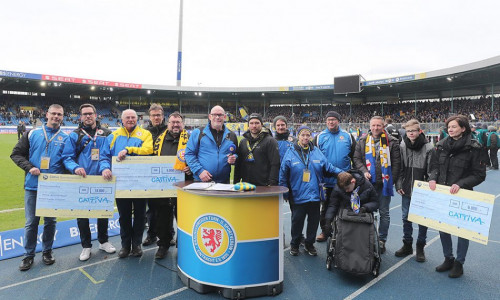 Insgesamt 30.000 Euro an Spendengeldern wurden von den Braunschweiger Ultras übergeben. Foto: Agentur Hübner

