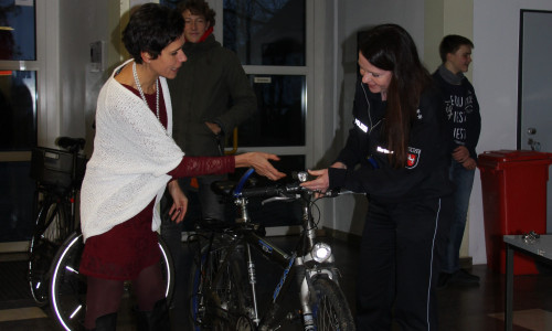 Die Präventionsbeauftragte des PK Wolfenbüttel, Simone Hartmann, überprüfte die Fahrräder. Foto: THG 