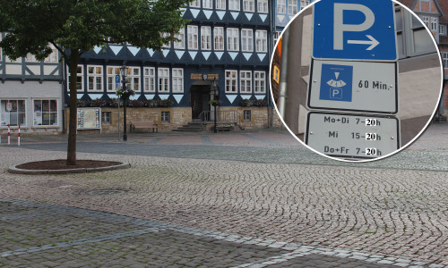 „Mit Klebestreifen und Edding" forderte Florian Röpke (Piraten/Linke) eine Änderung der Parkzeit, bis 20 Uhr, auf dem Stadtmarkt in Wolfenbüttel. Foto: Nick Wenkel