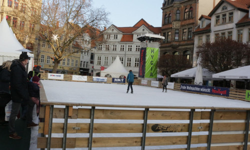 Auch an diesem Wochenende kann man in Braunschweig einiges unternehmen. Zum Beispiel Schlittschuhlaufen am Kohlmarkt. Foto: Robert Braumann