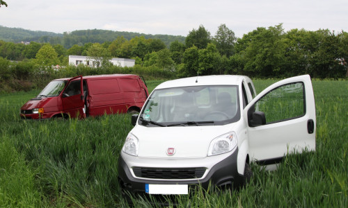 Beide Fahrzeuge kamen in einem Feld zum Stehen. Fotos: Rudolf Karliczek