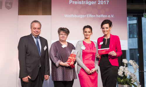 Hermann Kasten (Vorstand VGH) mit den Preisträgern von den Wolfsburger Elfen. Foto: Frank Schinski