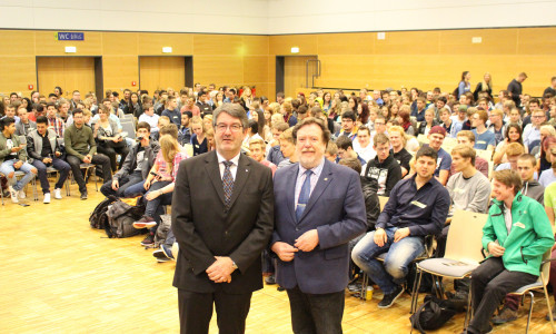 Vizepräsident der Ostfalia Volker Küch und stellvertretender Bürgermeister Heinz-Rainer Bosse begrüßen die neuen Erstsemester. Foto: Max Förster