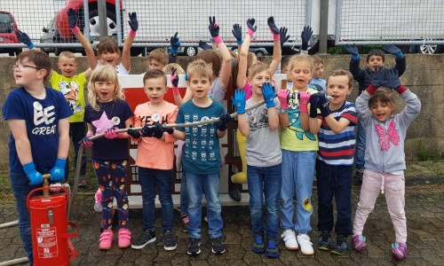 Die Kinder der Kinderfeuerwehr Vorsfelde mit ihren neuen Handschuhen 
Foto: Freiwillige Feuerwehr Vorsfelde
