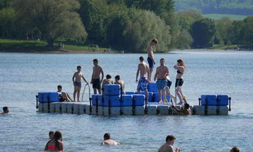 Ab in den See! Das macht den meisten Schülern sicherlich mehr Spaß als überhitzt im Unterricht zu sitzen. Foto: Alexander Panknin