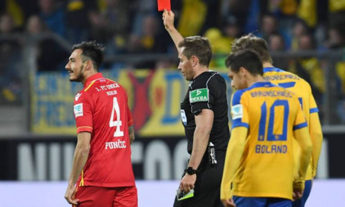 Tobias Stieler zeigte dem Berliner Roberto Puncec die Gelb-Rote Karte im Spiel gegen Eintracht Braunschweig. Foto: imago/Matthias Koch