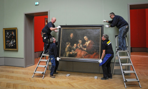 Das wertvollste Gemälde des Museums, Rembrandts „Familienbildnis“, wird in der neuen Gemäldegalerie platziert (von Mitarbeitern der Firma Hasenkamp).  Foto: Cordes, HAUM
