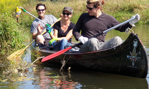 Mit dem Kanu auf Mülljagd - Ehrenamtliche konnten acht große Säcke voller Plastikmüll aus der Oker fischen. Foto: Thorsten Raedlein