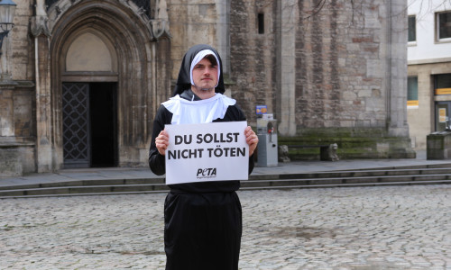 Als Nonne verkleidet protestierte ein Aktivist gegen den Umgang mit Tieren zum Osterfest. Foto: Robert Braumann