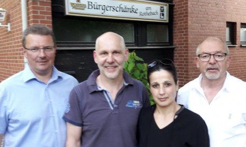 Jens Pielok (Vorsitzender Bauausschuss), Jens Ike, Nada Ike und Andreas Becker (Bürgermeister) freuen sich über eine Lösung für die Bürgerschänke in Wittmar. Foto: Gemeinde Wittmar