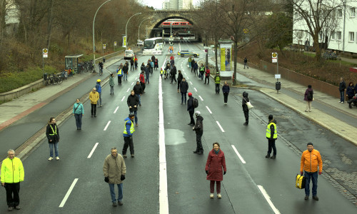 Die Teilnehmer der Aktion demonstrierten, wieviel Platz Autofahrer auf der Salzdahlumer Straße einnehmen. Fotos vom Hochstativ: Konrad Schöller. Video und weitere Fotos: Alexander Dontscheff