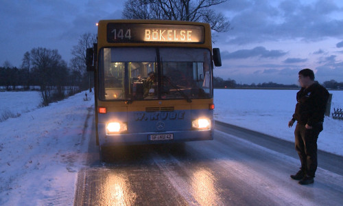 Am Dienstag blieben zwei Schulbusse liegen, weil sie auf den vereisten Straßen nicht mehr vorankamen. Fotos/Video: aktuell24 (BM)