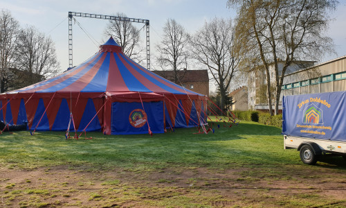 Nach sechs Stunden Aufbauzeit steht das große Zirkuszelt mit 20 Metern Durchmesser. Foto: Stadtjugendpflege