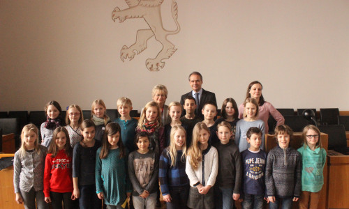 22 Grundschüler der  Klint-Schule besuchten am Mittwoch das Rathaus und den Oberbürgermeister. Fotos: Anke Donner 