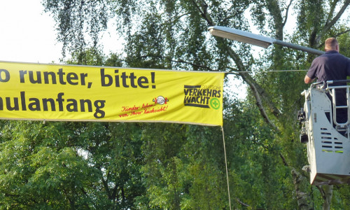 Die für die den Schulanfangsaktion benutzten Transparente werden zum Teil auch mit Hilfe der Feuerwehr angebracht. Foto: Kreisverkehrswacht Helmstedt